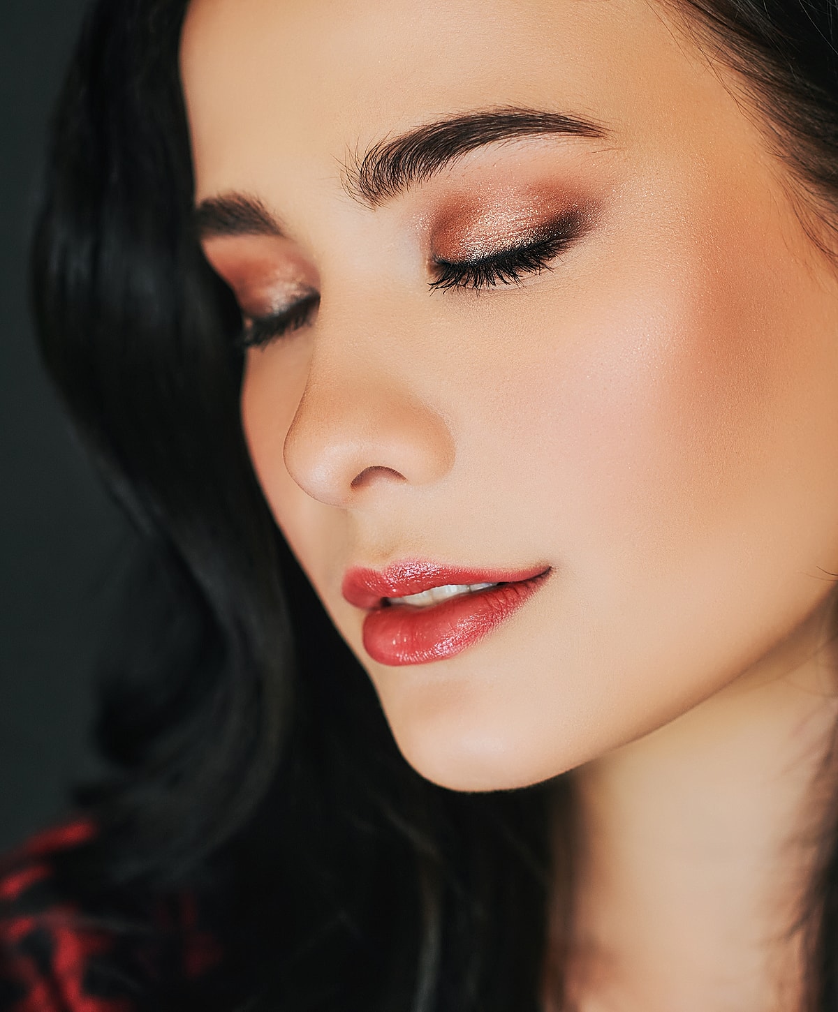 Close-up of a woman's elegant makeup.